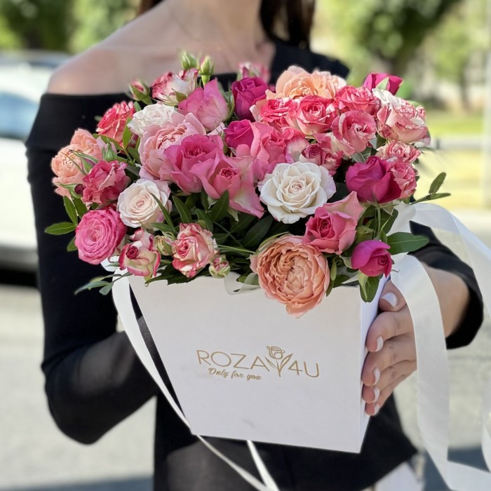 7 нежных кустовых и пионовидных роз в коробке MIX